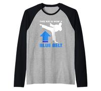 Este niño es Ahora un niño de Artes Marciales de Karate con cinturón Azul Camiseta Manga Raglan