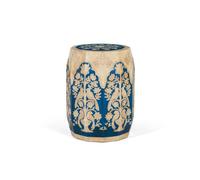 Este taburete de aspecto robusto esta fabricado en madera de mango, está decorado y pintado a mano con exquisitos motivos florales de inspiración étnica en tonalidades azules.