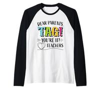 Estimados Padres: Tag: El último día de Clases de los Profesores de You'Re It Love Camiseta Manga Raglan