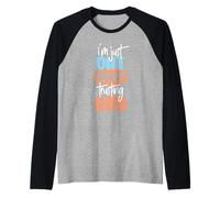 Estoy aquí afuera confiando en Dios Camiseta Manga Raglan