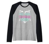 Estoy aquí afuera confiando en Dios Camiseta Manga Raglan