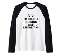 Estoy juzgando Silenciosamente a tu Maestro de Escritura a Mano Caligrafía Camiseta Manga Raglan