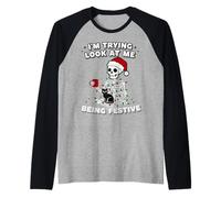 Estoy Tratando de mirarme Esqueleto Luces de Navidad Humor Camiseta Manga Raglan