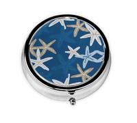 Estrella de mar de fondo azul. Este pequeño pastillero redondo es un organizador portátil de medicamentos de viaje con tres compartimentos para almacenar medicamentos diarios.
