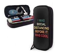 Estuche de piel con diseño de I was Social Distancing Before It was Cool 9 de gran capacidad, bolsa para lápices, organizador de papelería con caja de almacenamiento con cremallera