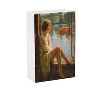 Estuche para cigarrillos de plástico para bolsillo, funda abatible, mujer joven sentada junto a una ventana.