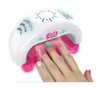 Estudio de uñas con lámpara