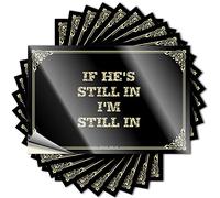 Etiquetas de decoración de bar para el hogar y bar, divertidas cervezas laminadas magnéticas, para coche, con texto en inglés "If He's Still in, I'm Still In" / Divertidas calcomanías para botellas de