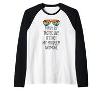 Every Sip Tastes Like It's Not My Problem Anymore Im Retired Camiseta Manga Raglan
