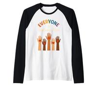 Everyone Is Welcome Here Unidad Manos Corazones Inclusión Camiseta Manga Raglan