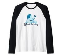 Everything will Be Okay Whale Cute Animal Juego de palabras positivo Camiseta Manga Raglan