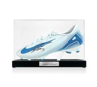 Exclusive Memorabilia Bota de fútbol firmada por Roberto Carlos. Vitrina con Placa.