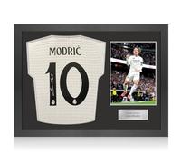 Exclusive Memorabilia Camiseta auténtica del Real Madrid 2024-25 firmada por Luka Modric. Marco icónico.