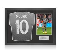 Exclusive Memorabilia Camiseta de fútbol de la Tercera equipación del Real Madrid 24-25 firmada por Luka Modric. Marco icónico.