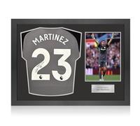 Exclusive Memorabilia Camiseta de Portero firmada por emi Martínez. Marco icónico.