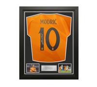 Exclusive Memorabilia Camiseta de visitante del Real Madrid 2024-25 firmada por Luka Modric. Enmarcada.