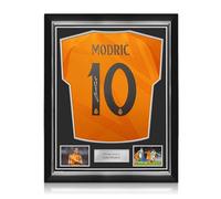 Exclusive Memorabilia Camiseta de visitante del Real Madrid 2024-25 firmada por Luka Modric. Marco