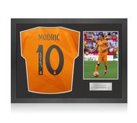 Exclusive Memorabilia Camiseta de visitante del Real Madrid 2024-25 firmada por Luka Modric. Marco icónico.
