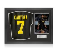 Exclusive Memorabilia Camiseta Negra del Manchester United firmada por Eric Cantona. Marco icónico.