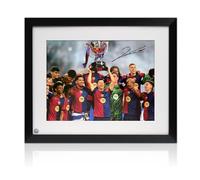 Exclusive Memorabilia Foto de Barcelona firmada por Robert Lewandowski. Enmarcada.