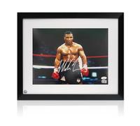 Exclusive Memorabilia Foto de Boxeo firmada por Mike Tyson: Iron Mike. Enmarcada.