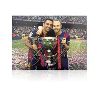 Exclusive Memorabilia Foto del Barcelona firmada por Andrés Iniesta y Xavi Hernández.