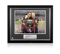 Exclusive Memorabilia Foto del Barcelona firmada por Andrés Iniesta y Xavi Hernández. Marco de Lujo.