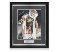 Exclusive Memorabilia Foto del Real Madrid firmada por Luka Modric: Ganador de la UCL. Marco de Lujo.