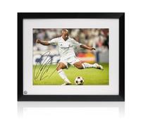 Exclusive Memorabilia Foto del Real Madrid firmada por Roberto Carlos. Enmarcada.