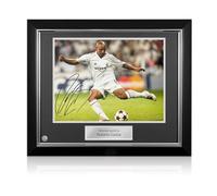 Exclusive Memorabilia Foto del Real Madrid firmada por Roberto Carlos. Marco de Lujo.