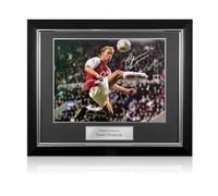 Exclusive Memorabilia Fotografía del Arsenal firmada por Dennis Bergkamp: la Estatua. Marco de Lujo.