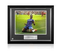 Exclusive Memorabilia Fotografía del Chelsea firmada por Didier Drogba: Deslizamiento de Rodillas. Marco de Lujo.