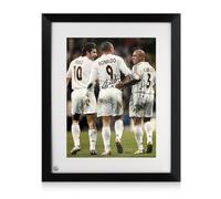 Exclusive Memorabilia Fotografía del Real Madrid firmada por Ronaldo y Roberto Carlos. Enmarcada.
