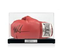 Exclusive Memorabilia Guante de Boxeo Rojo Firmado por Mike Tyson. En Vitrina con Placa.