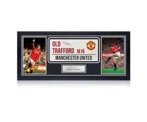 Exclusive Memorabilia Letrero de Calle del Manchester United, Firmado por Bryan Robson. Enmarcado.