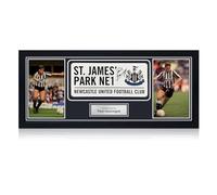 Exclusive Memorabilia Letrero de la Calle del Newcastle United, Firmado por Paul Gascoigne. Enmarcado.