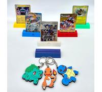 Expositor Cartas Pokémon TCG - Pack de 6 Soportes TCG Compatibles con Fundas y Toploader + 3 Llaveros Pokémons Iniciales - Accesorios para Cartas Coleccionables y Regalo para Fans