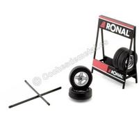 Expositor de Ruedas RONAL X con Dos Ejes y Cuatro Ruedas 1:18 IXO Models SET008W