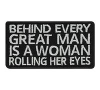 EXPRESS-STICKEREI Parches Ropa termoadhesivos: Parche Behind Every Great Man is a Woman Rolling Her Eyes Divertido y fácil de aplicar en Jeans y Todo Tipo de Telas. Tamaño: 75x40 mm