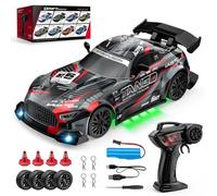 ExPrismarx Coche de deriva a control remoto, coche de velocidad variable a escala 1:24 con ruedas de deriva, neumáticos de carretera y barreras de tráfico, cumpleaños ideal para entusiastas