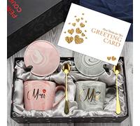 exreizst Tazas de café Mr and Mrs - Regalo de Boda para r-egalo de Novia y Novio para Regalo de Compromiso de Despedida de Soltera Parejas Casadas - 12 oz con Regalos (Oval)