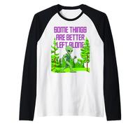 Extraterrestre Misterioso Caminando a través de la Escena del Bosque Camiseta Manga Raglan