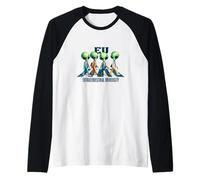 Extraterrestres verdes caminando en camino extraterrestre, amantes de la ciencia ficción Camiseta Manga Raglan