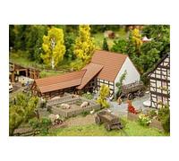 FALLER Edificio agrícola con accesorios Kit de maquetas con 138 piezas individuales 125 x 57 x 53 mm I Accesorios para maquetas de trenes I Construcción de maquetas de trenes