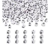 FASHEWELRY 500 cuentas acrílicas cúbicas blancas con letras de vocal A, E I O U, cuentas del alfabeto inicial de 6 mm, cuentas acrílicas cuadradas del alfabeto para hacer joyas