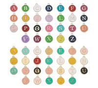 FASHEWELRY 52 dijes redondos planos con letras A-Z de metal con inicial del alfabeto, colgantes colgantes de aleación esmaltada, letras mayúsculas para hacer pulseras y collares