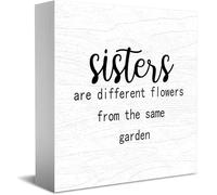 Feehiget Letrero de madera con texto en inglés "Sisters Different Flowers From The Same Garden" para decoración de escritorio, estante de casa, decoración de pared, regalo de graduación, 12,7 x 12,7
