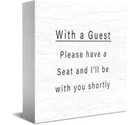 Feehiget Letrero de madera con texto en inglés «With A Guest Have A Seat And I'Ll Be With You Shortly», para decoración de escritorio, rústico, para el hogar, estante, decoración de pared, regalo de