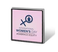 Feliz Día de la Mujer, Abraza la Equidad 2025, Pines, Insignias Cuadradas, Pins de Solapa, Botones Esmaltados, Decoraciones para Fiestas