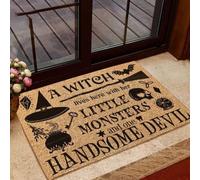 Felpudo Entrada casa Aquí Vive una Bruja con Sus pequeños Monstruos y su Guapo Felpudo diabólico.